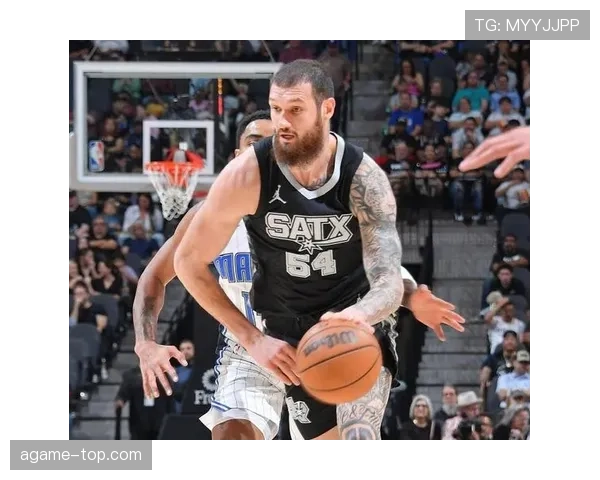 卡斯尔无球跑动制造错位，提升魔术外线火力