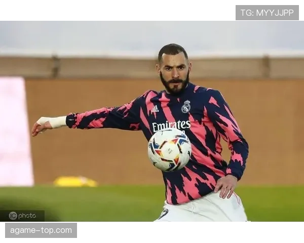 本泽马本赛季高位逼抢撕开防线助力关键战连胜骤增